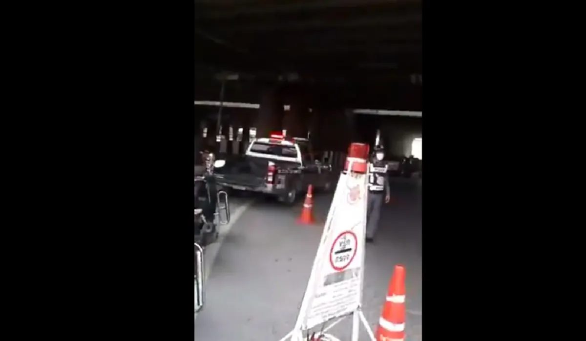 ได้ใจไปเลย!!"หนุ่ม"คนจริง อัดคลิปปะทะเดือด"ตร."ตั้งด่านทางกลับรถ ใต้สะพานย่านเมืองเอก!!เจอเเบบนี้เข้าไป..ถึงขั้นต้องรีบยกด่านกลับ"สภ."(คลิป)