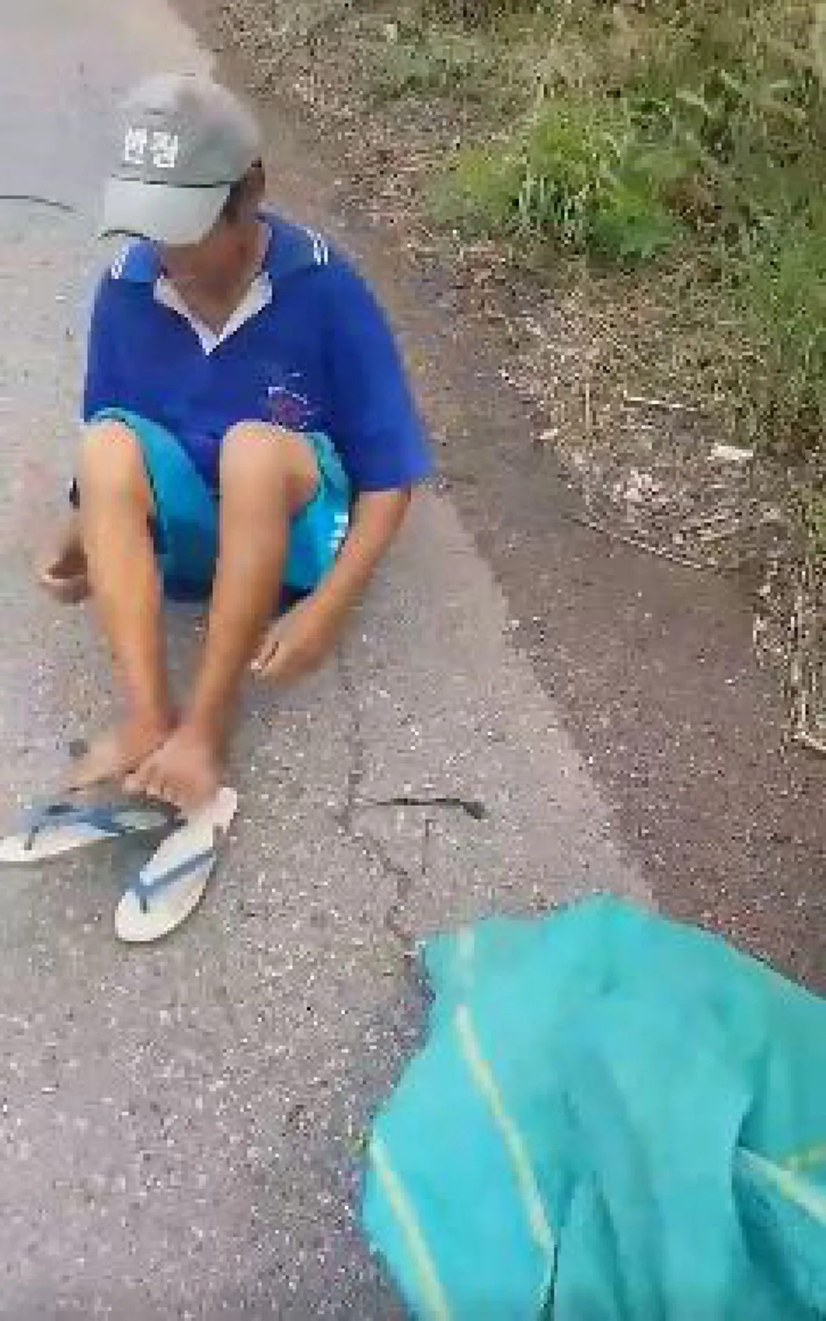 "โดนเขาตีมา เจ็บไปทั้งตัว" !?! ลุงเก็บของเก่านั่งฟุบกับพื้นถนนหนุ่มตัดสินใจเหมาขวดทั้งหมด ลุงถอดรองเท้านั่งพับเพียบยกมือไหว้ทั้งน้ำตา