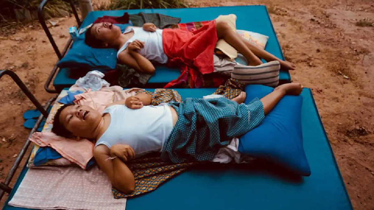 ชีวิตไม่ง่าย!! หญิงวัยกลางคนรับจ้างมีรายได้วันละ 50 บาท เลี้ยงดูลูกแฝดพิการนาน 27 ปี พร้อมแม่ชรา ถามถึงพ่อไปนานแล้ว (คลิป)