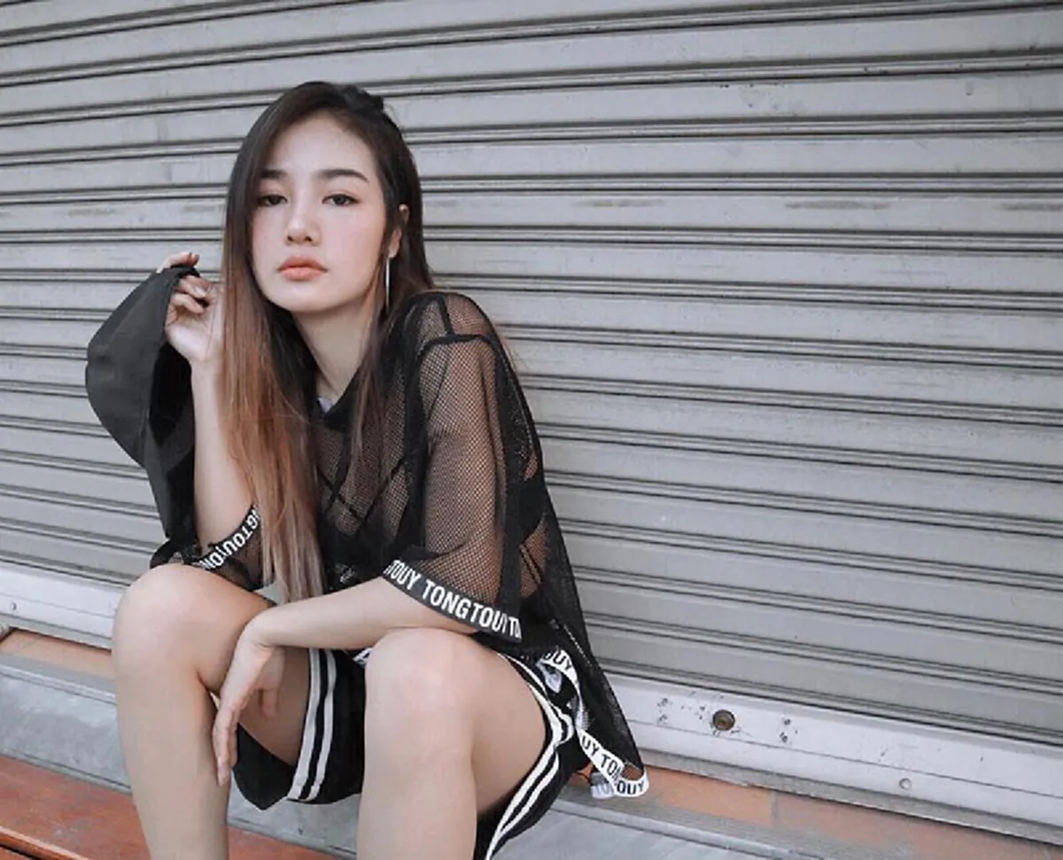 #ไม่สนคนมอง!! นักร้องสาวชื่อดัง "กระแต อาร์สยาม" ถึงกับจอดรถ "เต้นกลางถนน" เมื่อเพลงที่ตัวเองชอบ ดังกระหึ่มขึ้นมา !! (ชมคลิป)