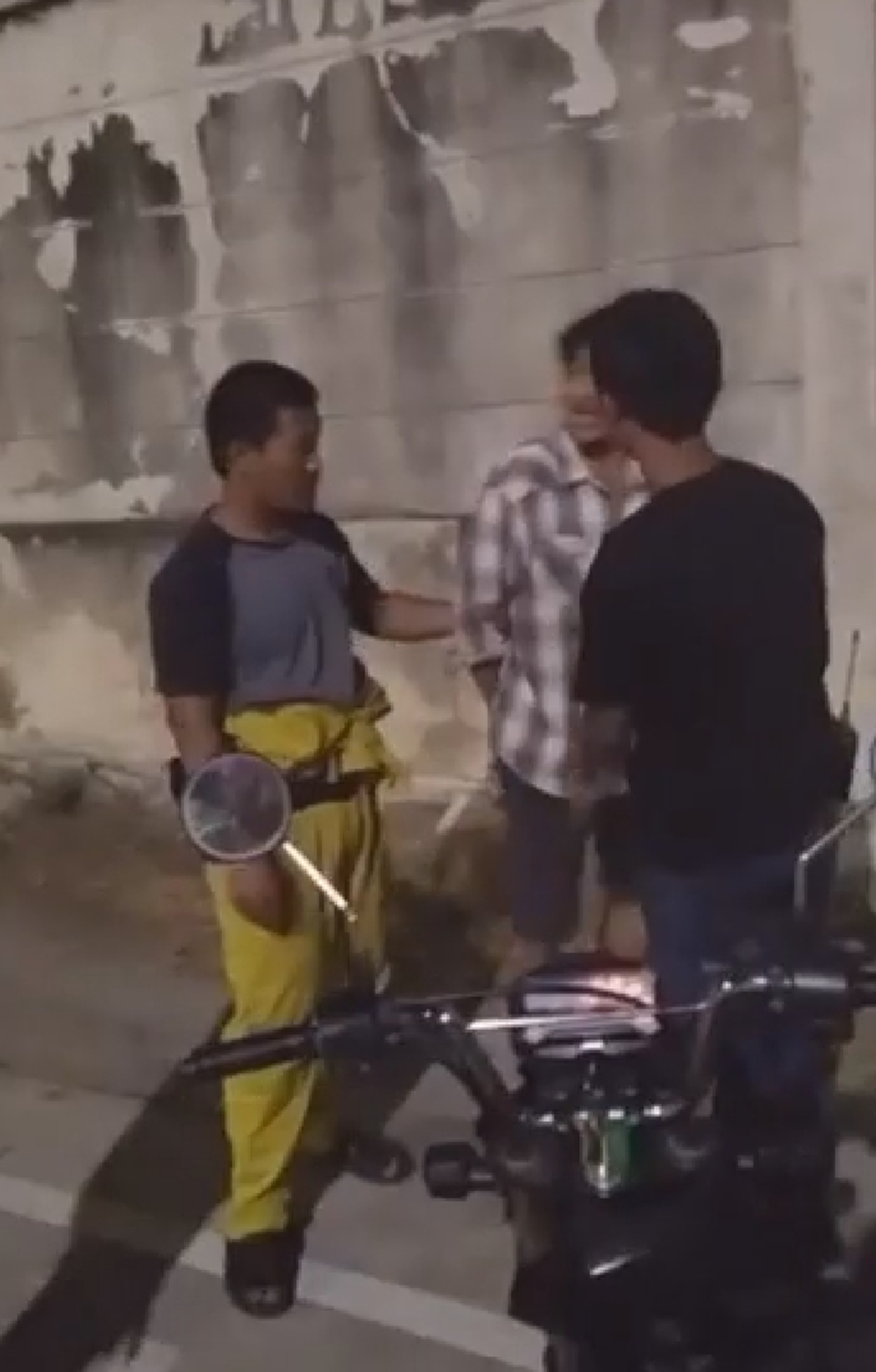 คลิปนาทีชายปริศนา \"คลุ้มคลั่ง\" วิ่งข้ามถนนไป-มา หวังจะให้รถชน