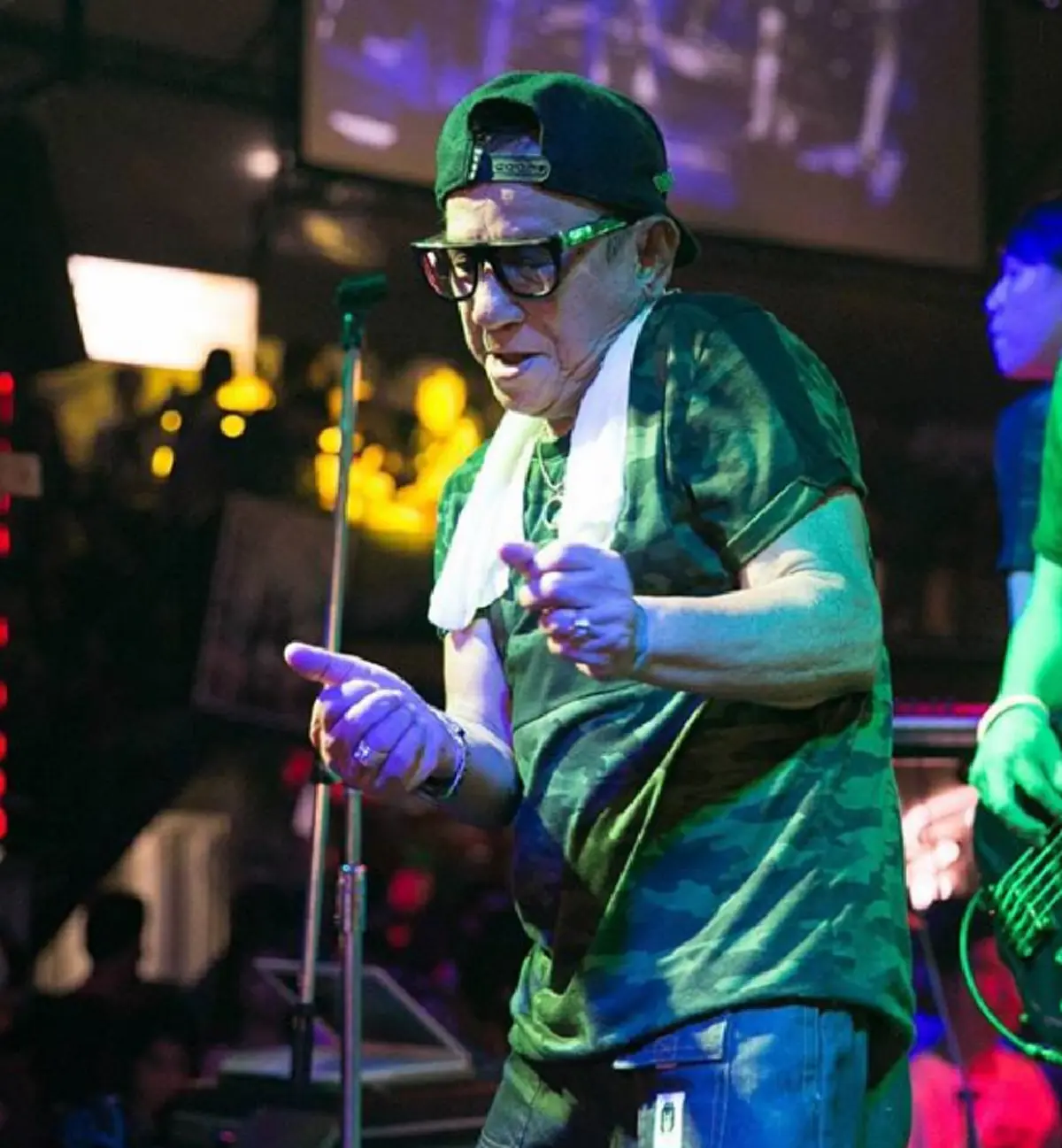 ย้อนเส้นทางชีวิต "พ่อดม ชวนชื่น" ก่อนสิ้นใจในวัย 83 ปี จากอดีตพระเอกลิเกบ้านๆ พลิกผันสู่วงการตลกคาเฟ่ มีครอบครัวสุดอบอุ่น