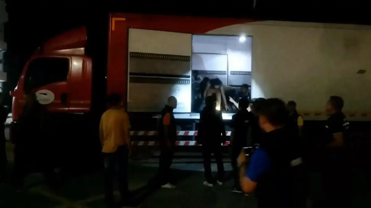 พนักงานขับรถไปรษณีย์ถูกไล่ออก หลังแอบลักลอบขนต่างด้าว หลบหนีเข้าเมือง