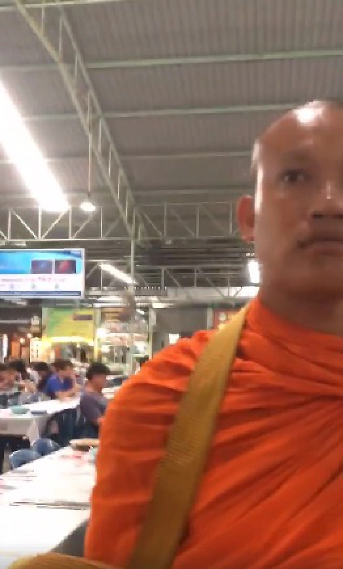 เศร้าปนฮา!! เมื่อชายห่มเหลืองโดนหนุ่มสงสัยเป็นพระจริงหรือปลอม จนเป็นที่มาบททดสอบเรื่อง "ศีล 5" สุดท้ายเกิดอะไรขึ้นถืออุทาหรณ์ชาวพุทธจริงๆ??