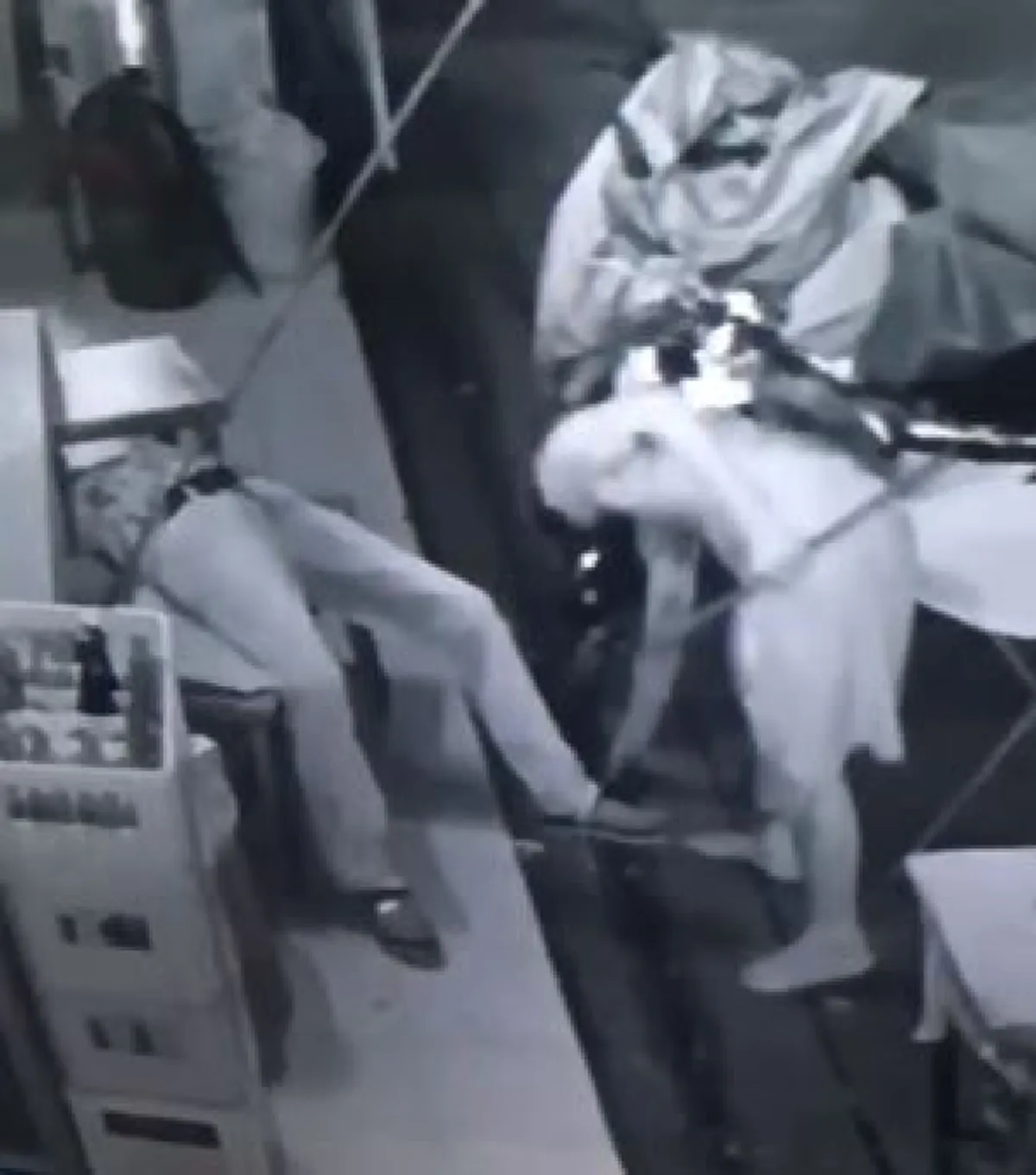 นรกส่งมาเกิด !! ...โผล่อีก "เดนมนุษย์ต่อยคนแก่" รัวหมัด-ฟันศอกจนล้มพับ ประวัติโชกโชนแถมเป็นหลานเจ้าอาวาส! (มีคลิป)