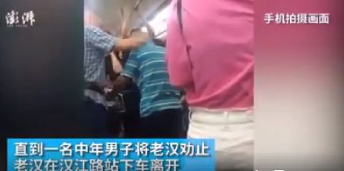 ศึกเดือด ใหญ่ฟัดใหญ่!! ตาแก่ตบหน้าป้าบนรถไฟใต้ดิน ไม่ยอมลุกขึ้นสวนขวับ จับแยกแทบไม่ทัน...เป็นไงเจอคนจริง! (มีคลิป)