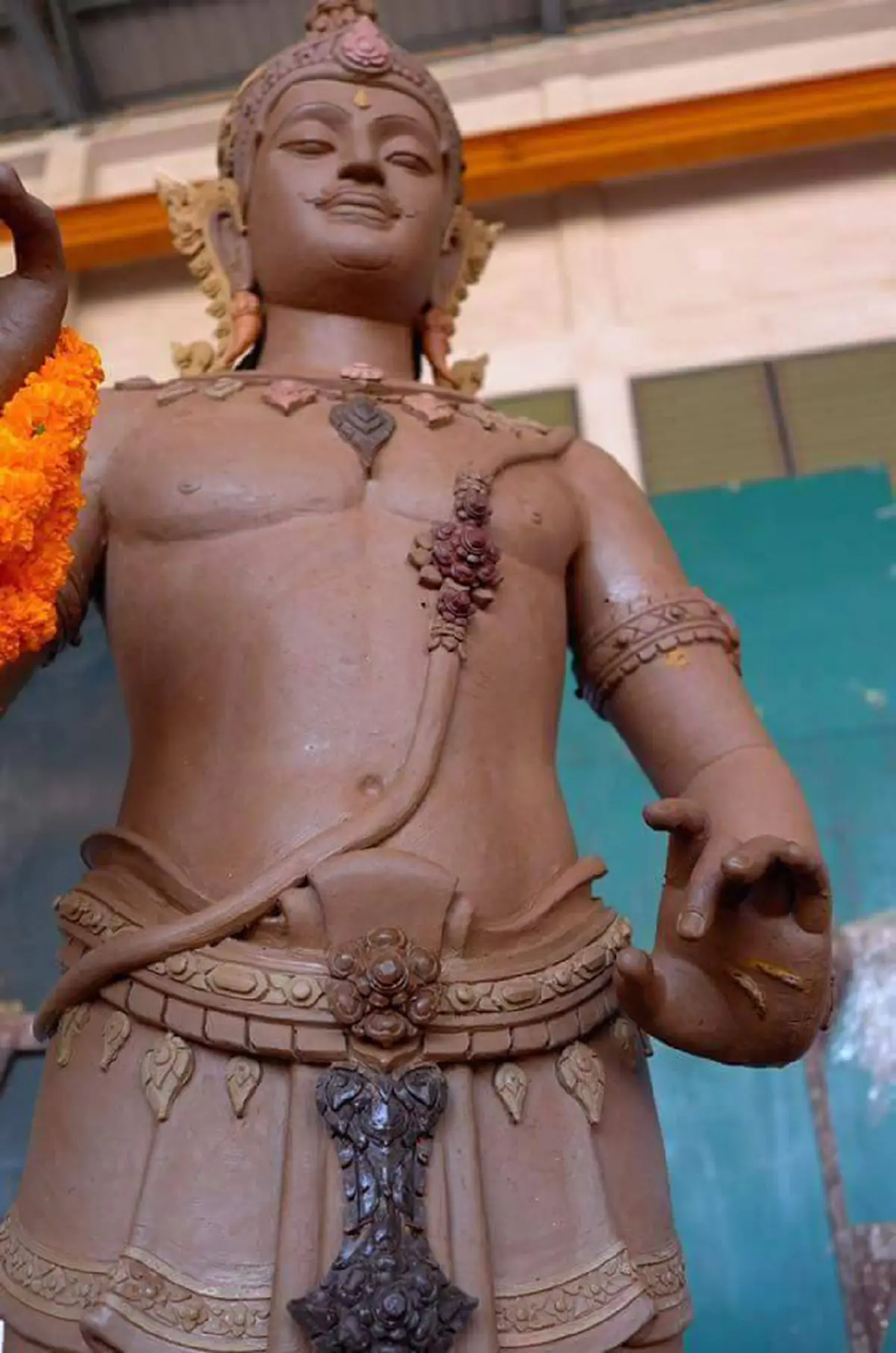 เผยภาพ"พระอินทร์"ประติมากรรมประดับพระเมรุมาศงดงามสมพระเกียรติ จากฝีมือจิตอาสาช่างสิบหมู่ ถวายแด่พ่อหลวงเป็นครั้งสุดท้าย