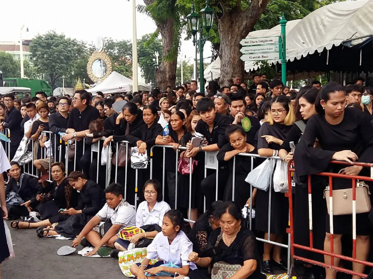 "วันสุดท้ายการเข้ากราบพระบรมศพฯ ในหลวง ร.9 พสกนิกรไทยน้อมใจส่งเสด็จสู่สวรรคาลัย