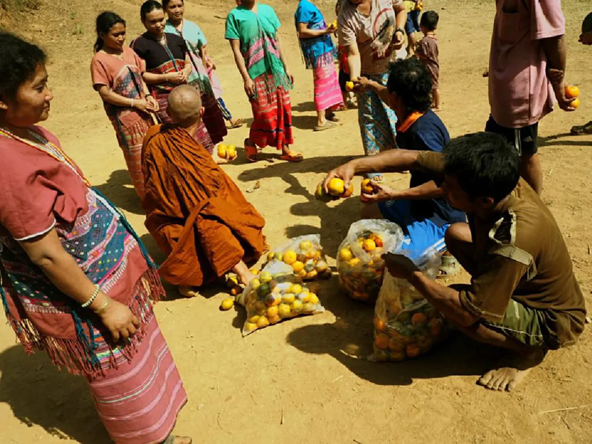 กราบสาธุรัวๆ!! ภาพสุดประทับใจ เมื่อ “พระจูเลียน” บริจาคผลไม้ให้เด็กๆที่บ้านโทคามน้อยได้กิน และเป็นครั้งแรกของเด็กๆที่ได้รู้จักกับ “แตงโม”