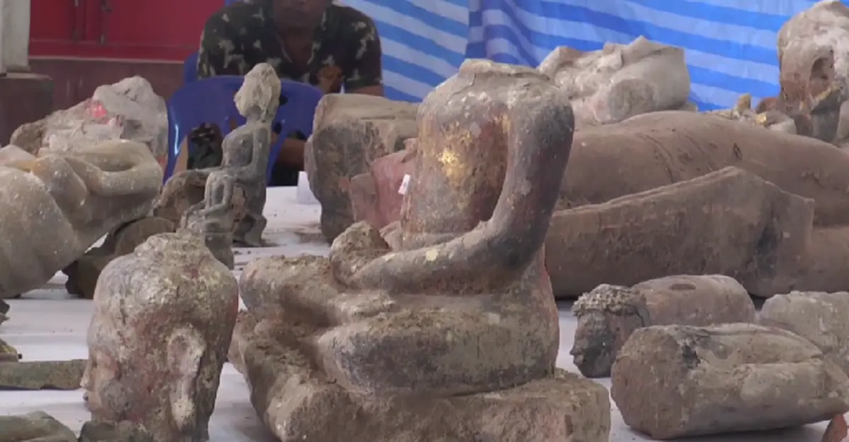 ฮือฮา!! ขุดพบพระพุทธรูปโบราณ เรียงรายใต้ฐานพระประธานที่วัดกลางเมืองโคราชคาดถูกฝังไว้ คาดอายุกว่า 300 ปี นับ 100 องค์ !?!