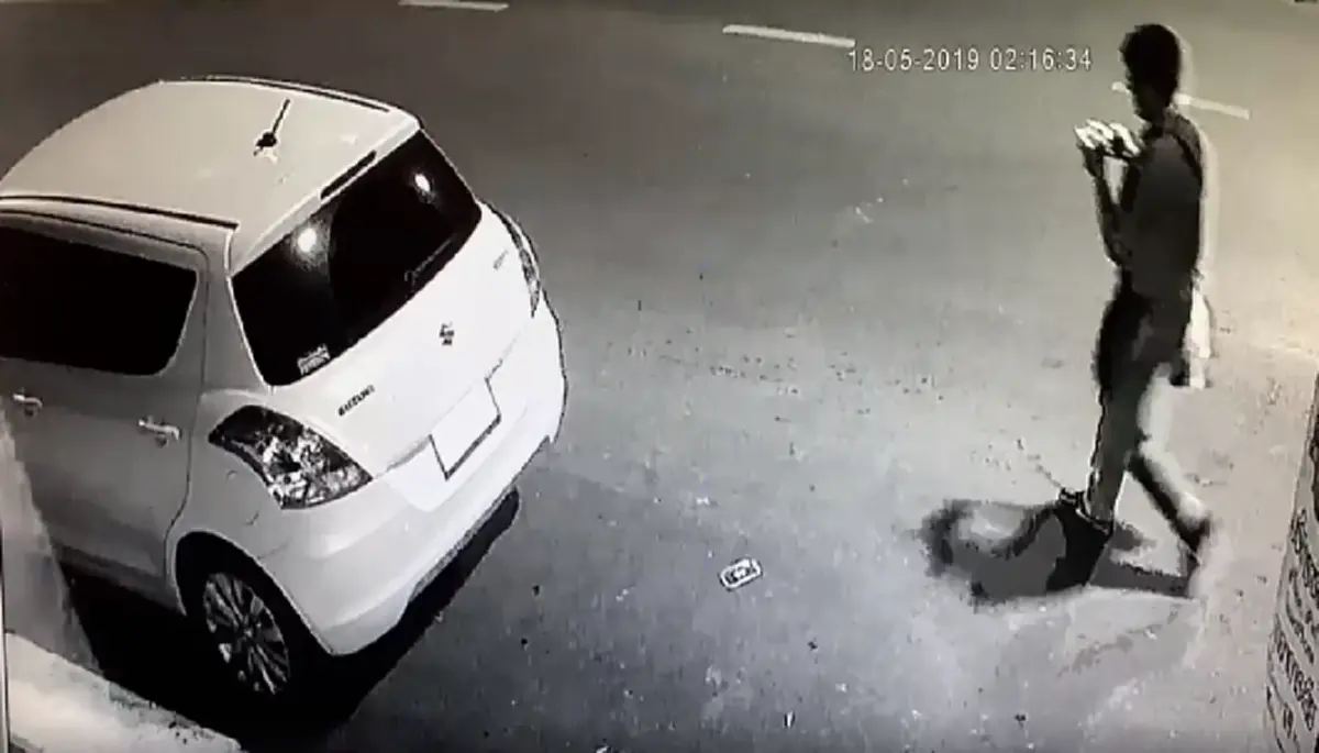 หนุ่มเดินเล่นมือถือ เจอคนแปลกหน้าเดินตาม