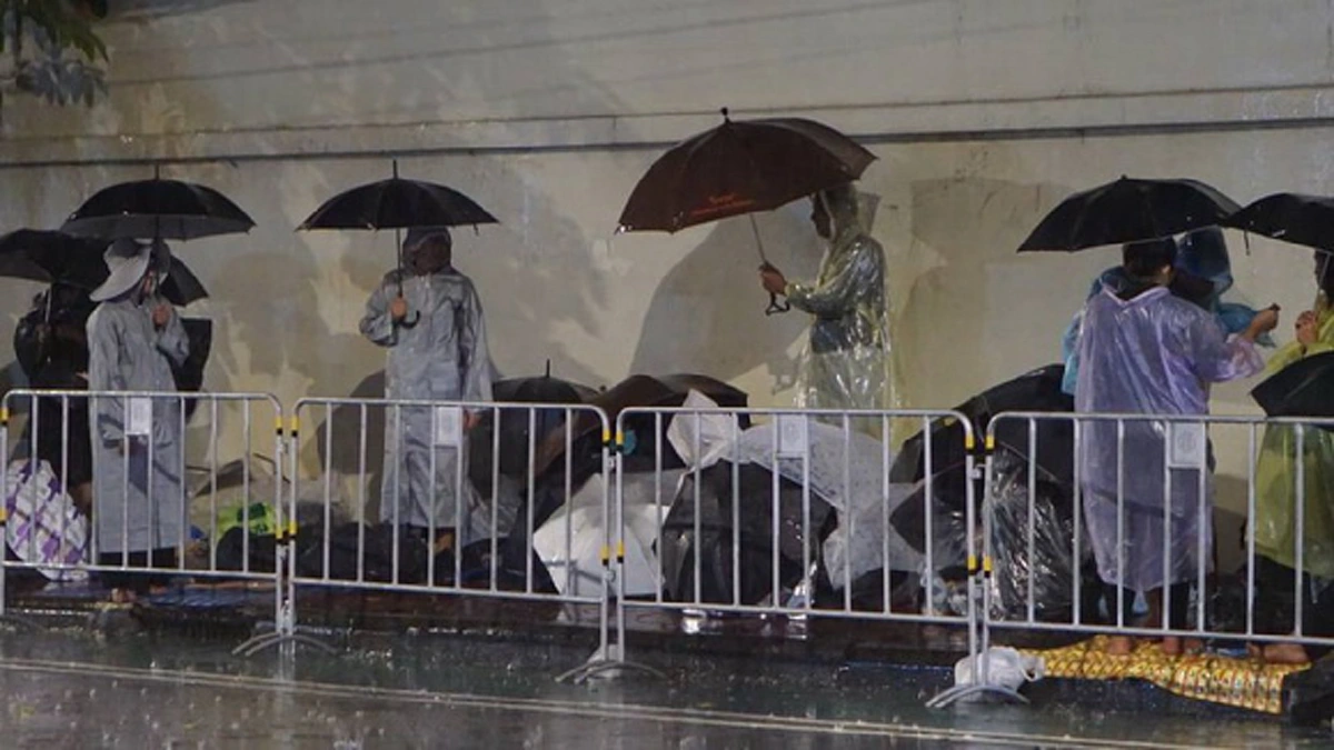 ฝนตกหนักก็ไม่ย่อท้อ! ประชาชน จับจองพื้นที่รอบสนามหลวง รอร่วมพระราชพิธีถวายพระเพลิงพระบรมศพฯ แม้ฝนตกหนักก็ไม่หนีไปไหน