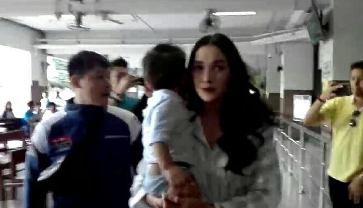 บีบหัวใจสุดๆ คลิปชวนน้ำตานอง นาที "น้องเรซซิ่ง" กวักมือเรียก"เบนซ์" ข้างห้องขัง พ่อจ๋ามาหาลูกหน่อย