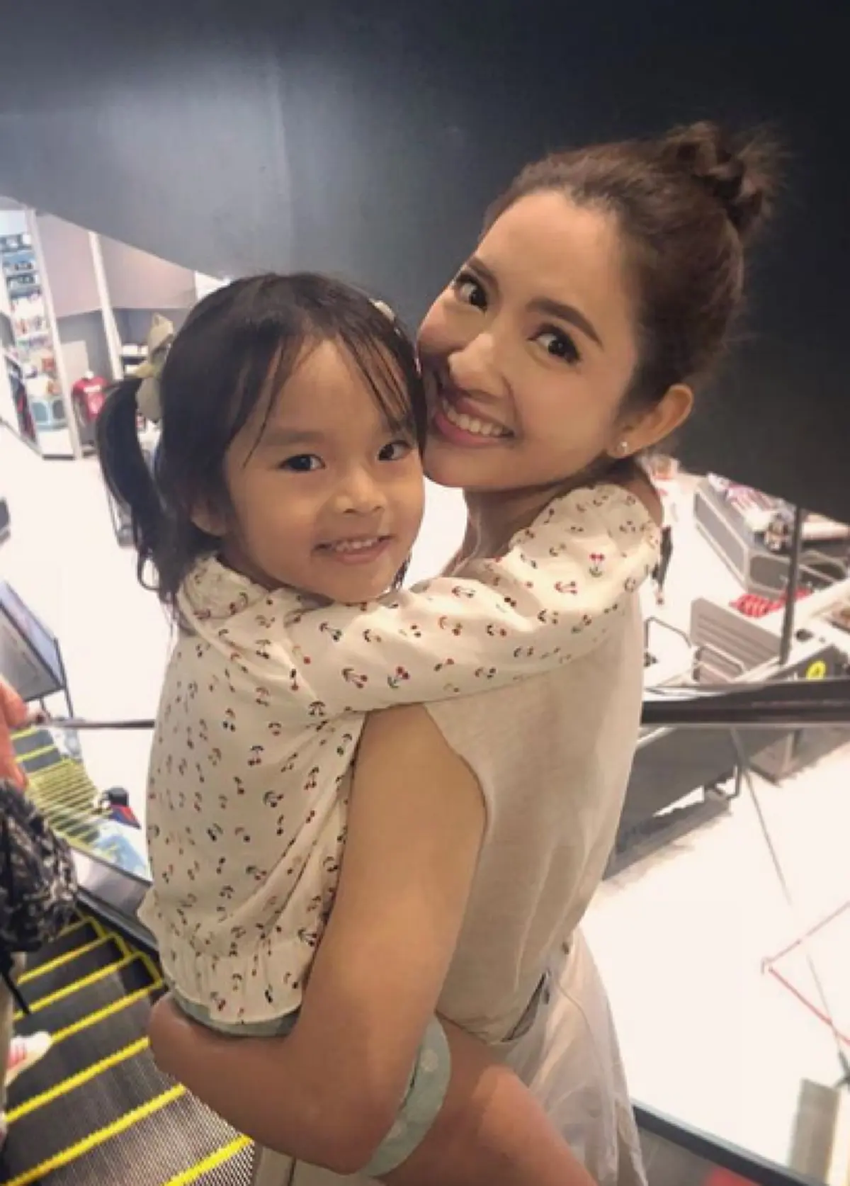 "แอฟ ทักษอร" ตอบคอมเม้นต์แฟนคลับ ปรึกษาเรื่องลูกงอแง รีบแนะนำอย่างเป็นกันเอง "ลองสังเกตอาการนะคะ กลัวน้องจะป่วย"