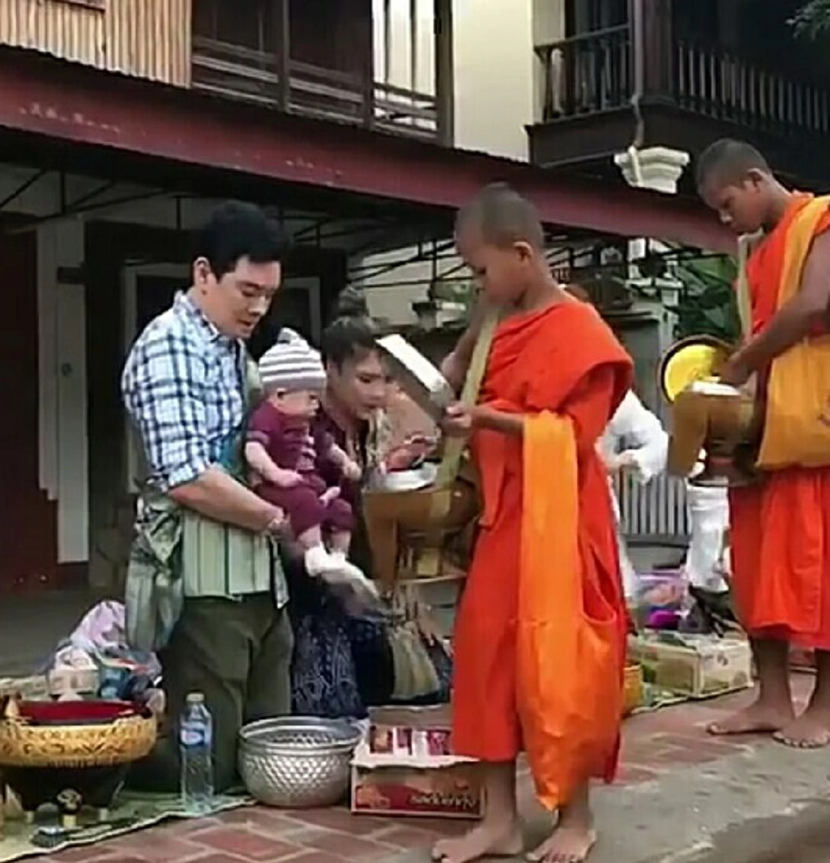 น่ารักมากมาย ส่องคลิป \"ชาคริต\" อุ้ม \"น้องโพธิ์\" ตักบาตรครั้งแรก สอนลูกชายให้รู้จักทำบุญแต่เด็ก