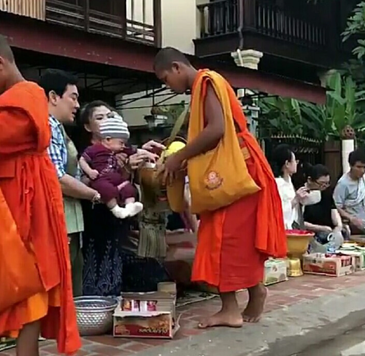 น่ารักมากมาย ส่องคลิป \"ชาคริต\" อุ้ม \"น้องโพธิ์\" ตักบาตรครั้งแรก สอนลูกชายให้รู้จักทำบุญแต่เด็ก