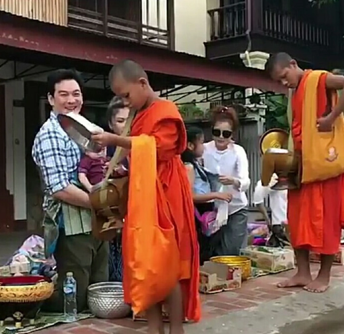 น่ารักมากมาย ส่องคลิป \"ชาคริต\" อุ้ม \"น้องโพธิ์\" ตักบาตรครั้งแรก สอนลูกชายให้รู้จักทำบุญแต่เด็ก