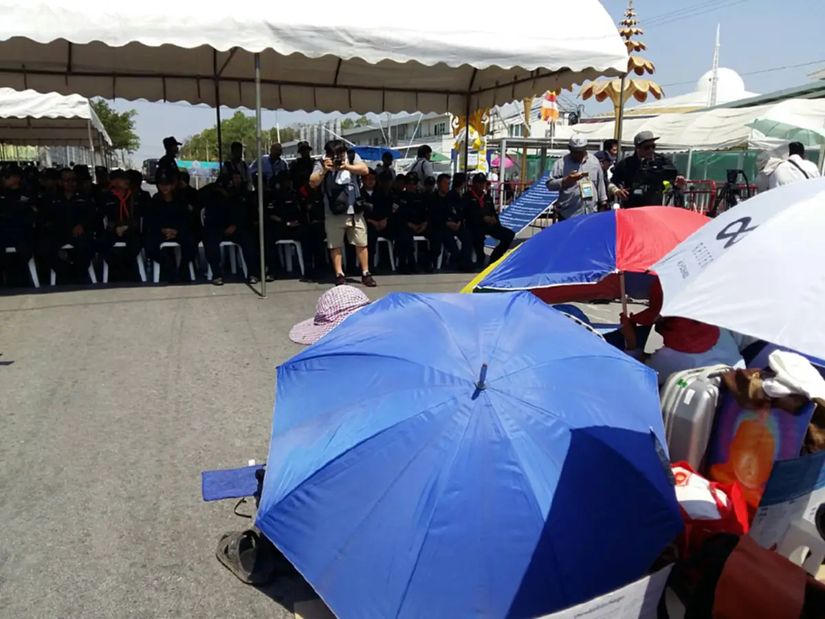 แบบนี้ก็ได้หรอ!!?? คลิปวินาทีลูกศิษย์วัดส่งอาหารข้ามกำแพง..พร้อมเผยคำพูดจะอยู่ในวัดจนกว่าเจ้าหน้าที่จะเลิกค้นหาหลวงพ่อธัมมชโย!! (ชมคลิป)