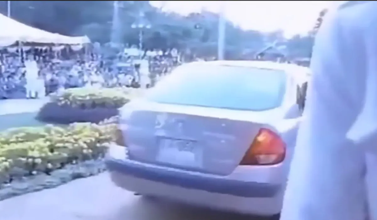 หาชมยาก!! ย้อนชมเหตุการณ์ ครั้น "ในหลวง ร.9" ทรงขับรถยนต์พระที่นั่ง ด้วยพระองค์ !! (คลิป)