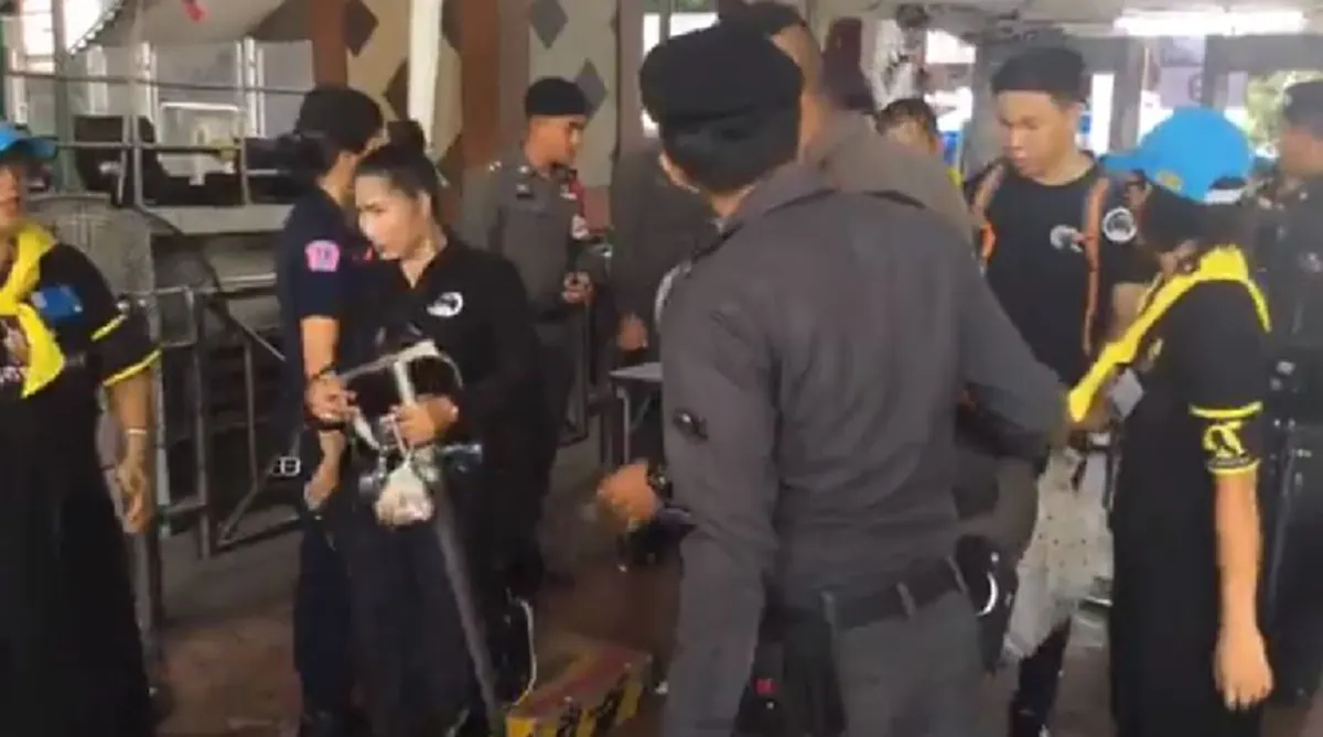 คลื่นความศรัทธาไหลหลั่ง....ประมวลภาพ"ลูกของพ่อ"ทยอยเข้าจุดคัดกรองไม่ขาดสาย กราบหัวใจที่เด็ดเดี่ยว เพราะเรามีหัวใจดวงเดียวกัน (ภาพชุด+คลิป)