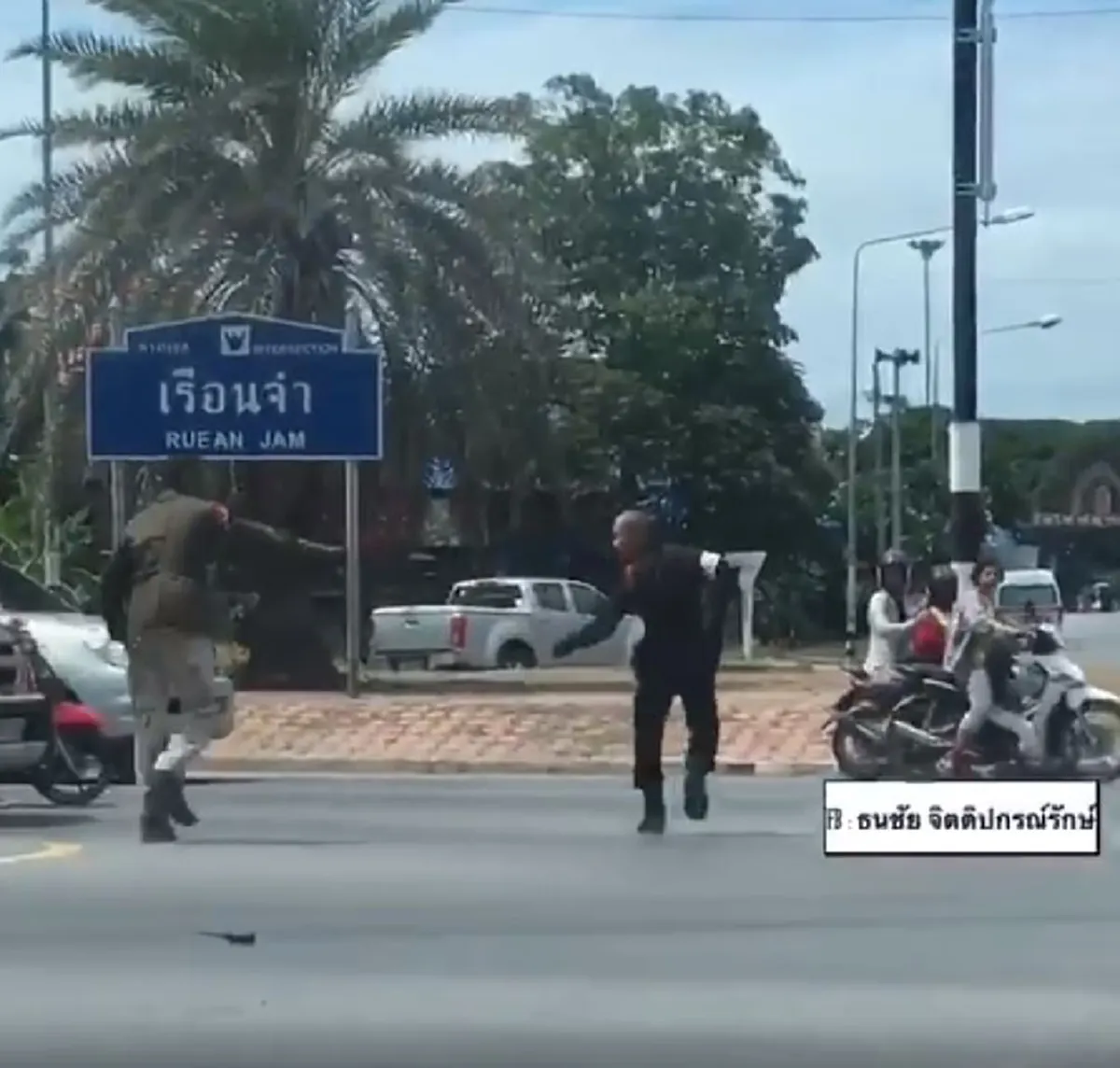 อ่วมเเน่ๆงานนี้!! "ชายเมายาบ้า" เเหกด่าน คลั่งหนักไล่ชก"ตำรวจ"เละ..สุดเดือด หมวกกระเด็น!! ดูชื่อเเยก..พอจะรู้อนาคตเลย?!! (คลิปชัดๆ)