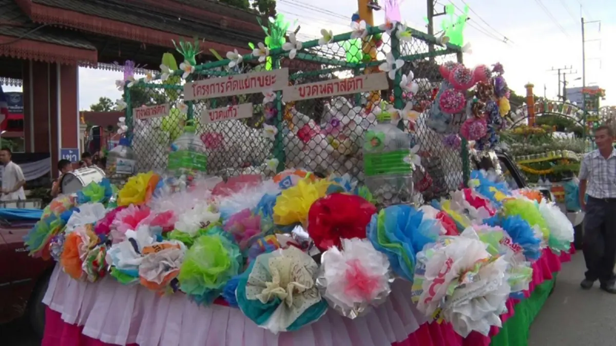 แปลกแหวกแนวไปอีก!! เทศบาลเมืองแม่โจ้ จัดงานแห่เทียนพรรษาสุดแปลกใหม่ไม่มีใครเหมือน นำวัสดุเหลือใช้มาแต่งรถขบวนแห่เทียน..สวยเลอค่ามากๆ!!(คลิป)