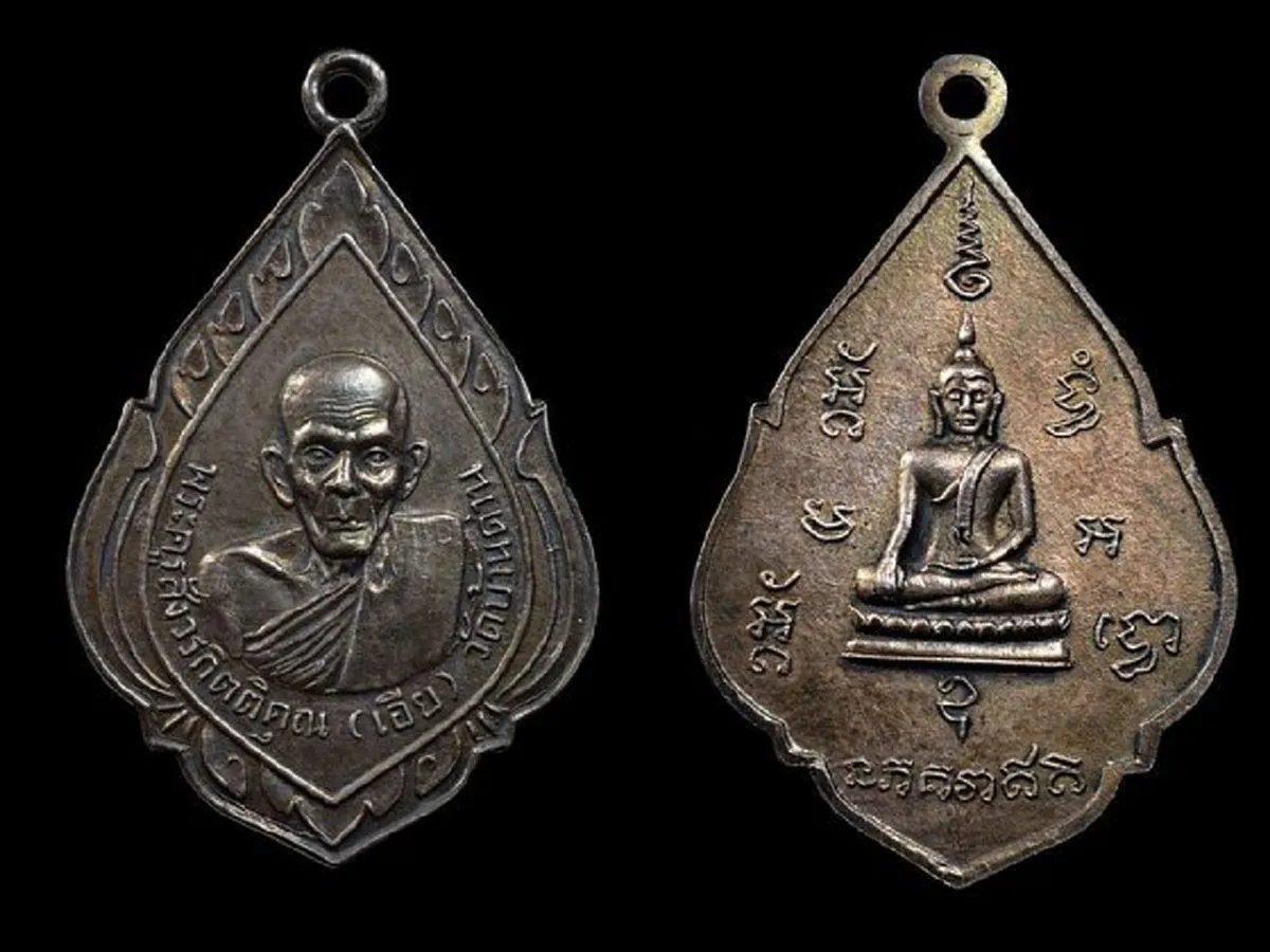 อาเจียนเส้นผมออกมาเป็นกระจุก.."หลวงพ่อเอีย วัดบ้านด่าน" ศิษย์หลวงปู่ศุข เสกน้ำมนต์วิ่งวนรักษาคุณไสย หายขาดทุกราย..