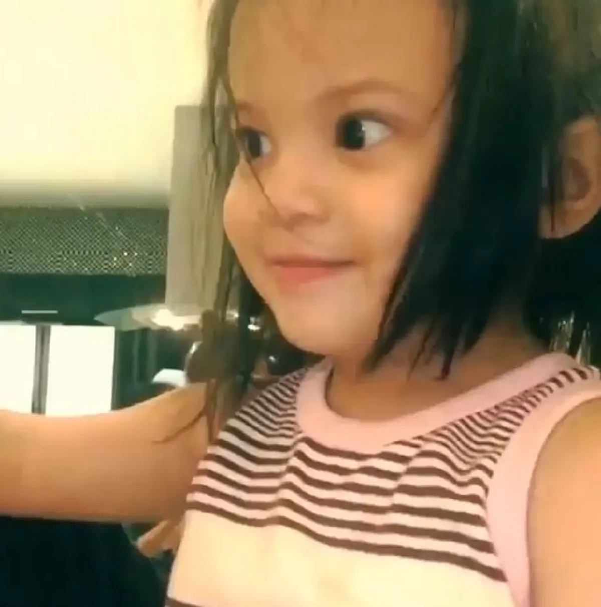 แหลงตามแม่นะคะ!! "นานา" สอนลูกสาว "น้องบีน่า" โชว์แหลงใต้ครั้งแรก สำเนียงเป๊ะเว่อร์น่ารักน่าหยิก เห็นแล้วใจละลายทั้งโซเชียล (คลิป)