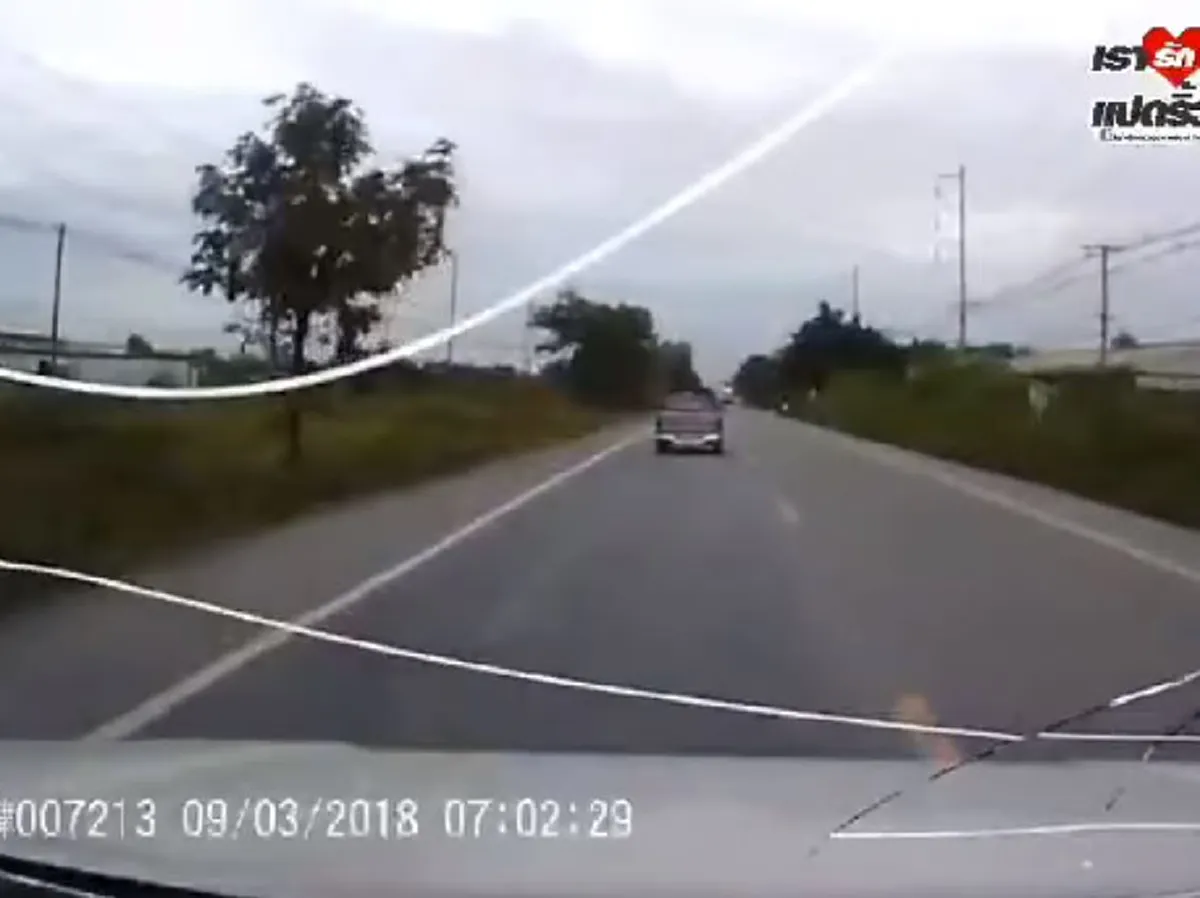 เจอคนจริง "กระบะ"สายซิ่ง นึกจะเเซงก็เเซงตามอำเภอใจ ไม่สนโลก เลยโดนของเเถมเข้าไปเต็มๆ (คลิป)