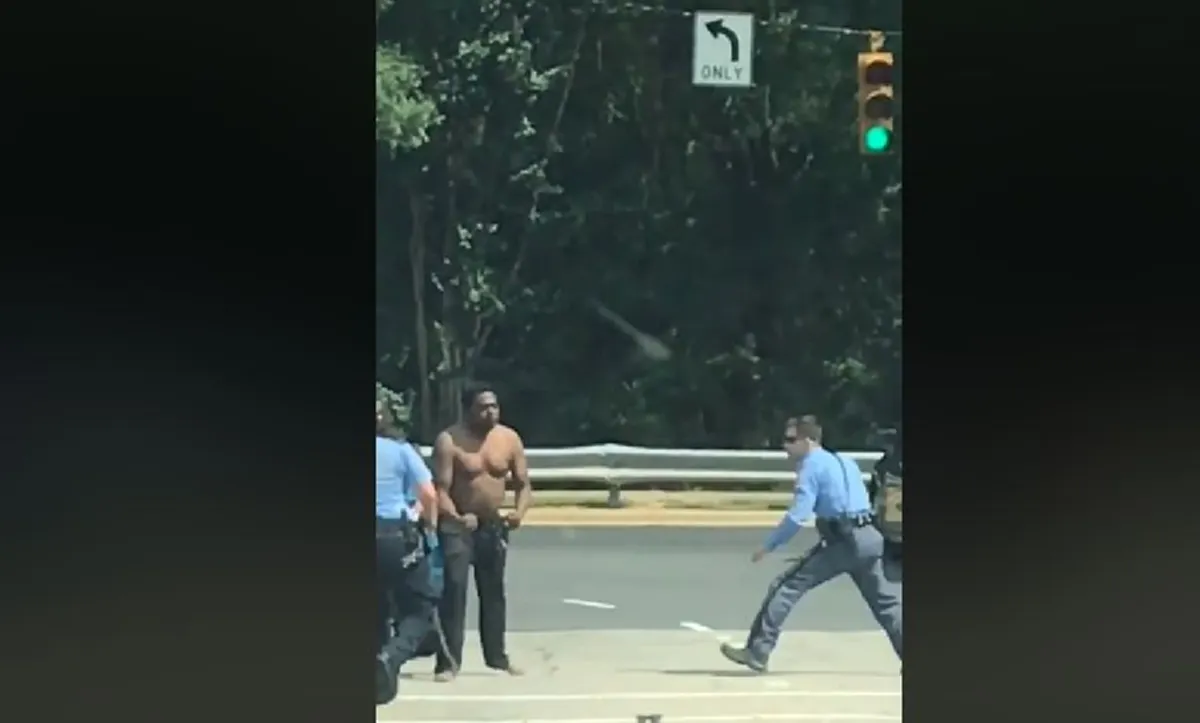 คนจริง2018 "หนุ่มสุดอึด"ยืนสู้กลางถนน ตำรวจรุมจับหลายคน ทั้งกระบอง ปืนช็อตไฟฟ้า ยิงเข้าใส่ เอาพี่เขาไม่ลงจริงๆ(คลิป)