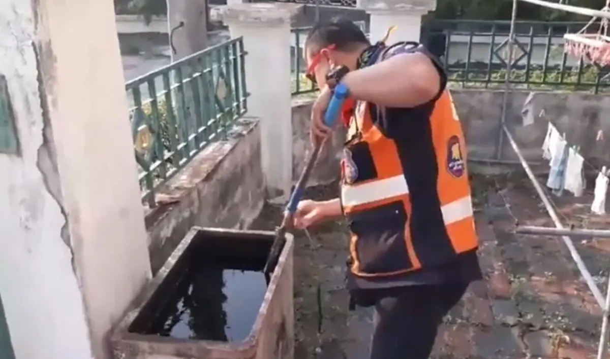 เผ่นเป็นป่าราบ! "ครูเกษียณ"เมืองชลฯ ให้อาหารปลาตามปกติ เห็นอะไรเเปลกๆผิดสังเกต?? มองชัดๆเเทบล้มทั้งยืน "งูเหลือม4เมตร โผล่หัวทักทาย!! (คลิป)