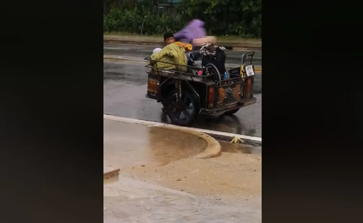 สุดซึ้งน้ำตาซึม บีบหัวใจ"หนูน้อย"เปี่ยมล้นความกตัญญูเสียสละ ดูเเล"พ่อ"พิการ ท่ามกลางสายฝน เปียกกาย ชุ่มฉ่ำหัวใจ หนูช่างเป็นเด็กดีจริงๆ(คลิป)