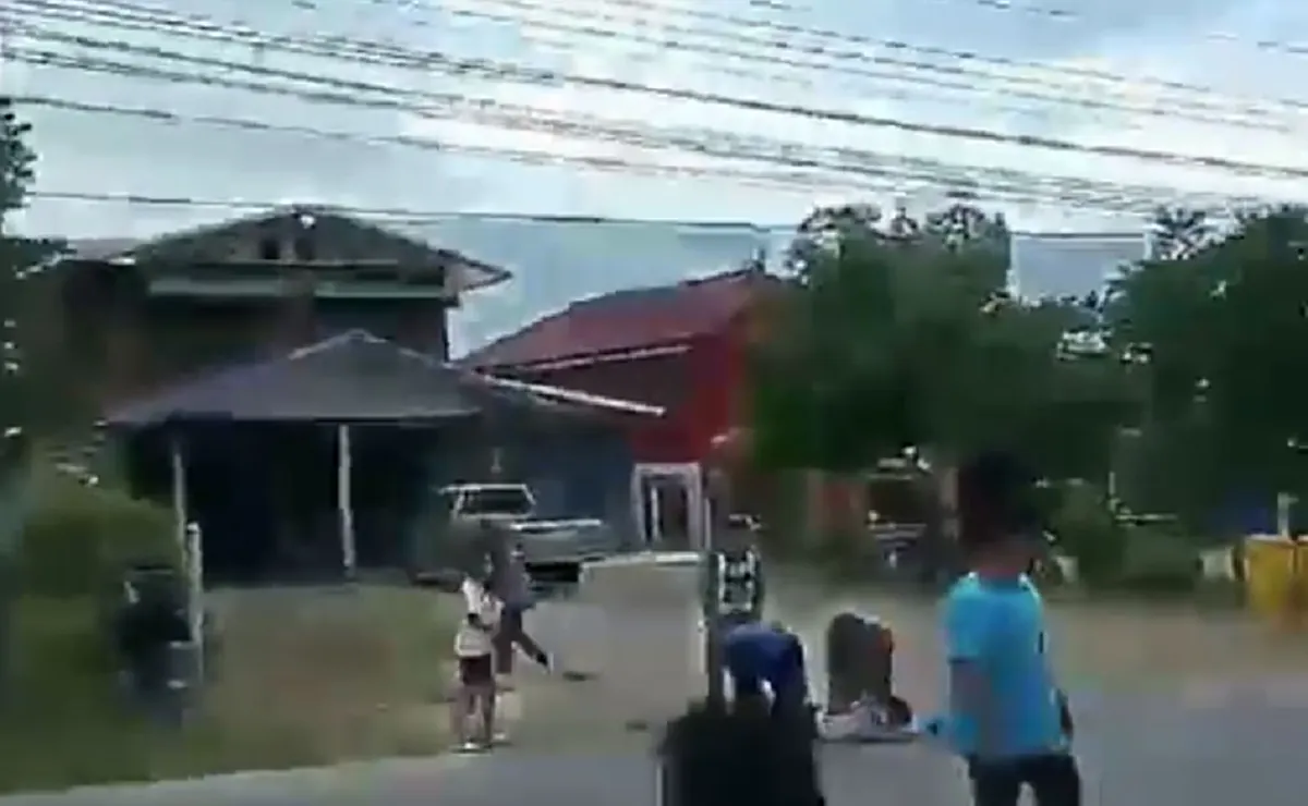 สงสารตำรวจ ดูกันชัดๆวินาที \"ตร.\"จ.ชัยภูมิ บาดเจ็บสาหัส เลือดคั่งในสมอง ยังไม่ได้สติ!! ถูก\"ชายเมายาบ้า\"คลั่งหนัก ถือไม้ไล่ตี ฟาดศีรษะ?!(คลิป)