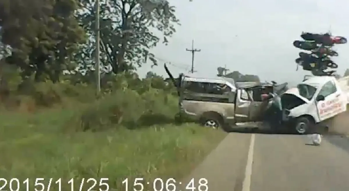 หัวใจจะวาย อุบัติเหตุสุดระทึก"กระบะ"ประสานงา"รถขนมอไซค์" คนนั่งท้ายร่างกระเด็น เลนสวนกันยังขับเเซง ประมาทสุดๆ (คลิป)