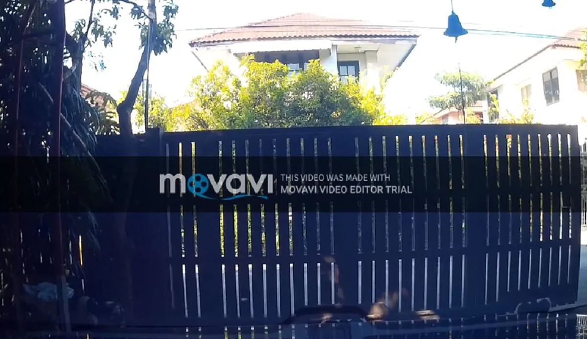 "เเท็กซี่"สบโอกาส"เจ้าของบ้าน"เปิดประตูเพื่อเอารถออก ถอยกลับรถทันที(คลิป)