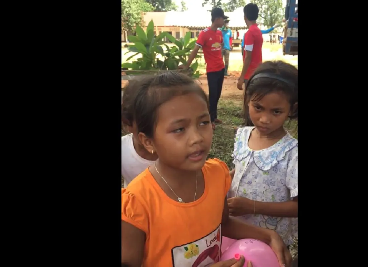 ตอนน้ำมา น้องไหลไปกับน้ำเเล้ว \"หนูน้อยชาวลาว\" เล่าถึงเหตุการณ์\"เขื่อนเเตก\"ที่ต้องสู้เอาตัวรอด ฟังเเล้วสุดสะเทือนใจ หนูเก่งมากเลยลูก(คลิป)