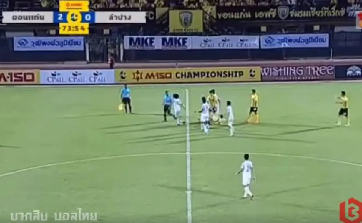 เดือดเหลือเกิน!! นี่เเหละบอลไทย?..เเมตช์"ขอนเเก่น" ปะทะ "ลำปาง"..กับช็อตเด็ด"เเม่ไม้มวยไทย"ส่งตรงจากเวทีลุมพินี..หวิดน็อคกลางอากาศ (ชมคลิป)