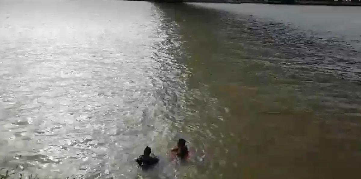 จุดธูปตะโกนเรียกเพื่อนรัก พบศพเเล้ว "นายเเบบหนุ่ม" คิดสั้นดิ่ง สะพานพระราม8 เร่งชันสูตรพลิกศพ(คลิป)