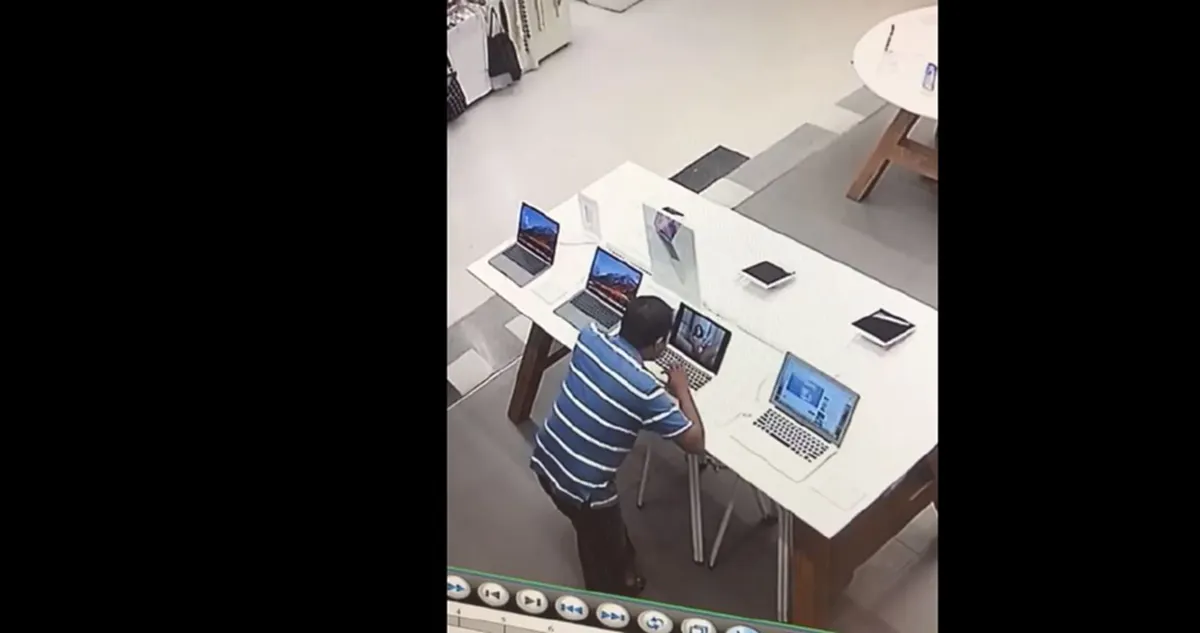 คนหื่น2018!! "หนุ่มโรคจิต" บุกร้านดัง"บุรีรัมย์" ยืนส่องสาวสวย,เปิดคอมฯกลางร้านดูหนังโป๊สบายใจ!! ไม่เเคร์ผู้คน?! ทุกท่วงท่าหื่นสุดๆ??(คลิป)