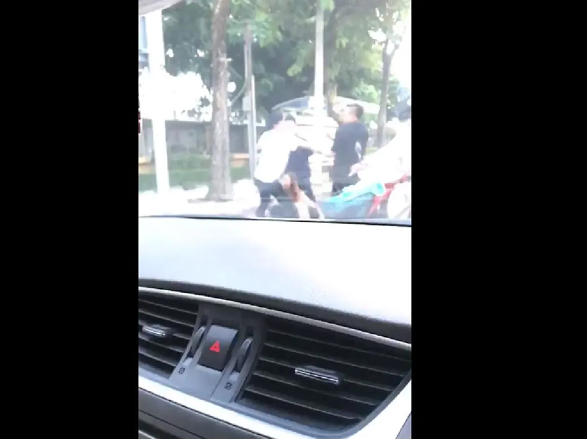 เพศเเม่..มันยังทำได้ลงคอ!! เลวสุดขีด.."2ชายโฉด"คนขับ,กระเป๋า!!รถเมล์สาย12 รุมกระทืบ"ผู้หญิง"กลางถนน!! ดูหน้ามันชัดๆ..ล่าตัวมารับโทษ!! (คลิป)