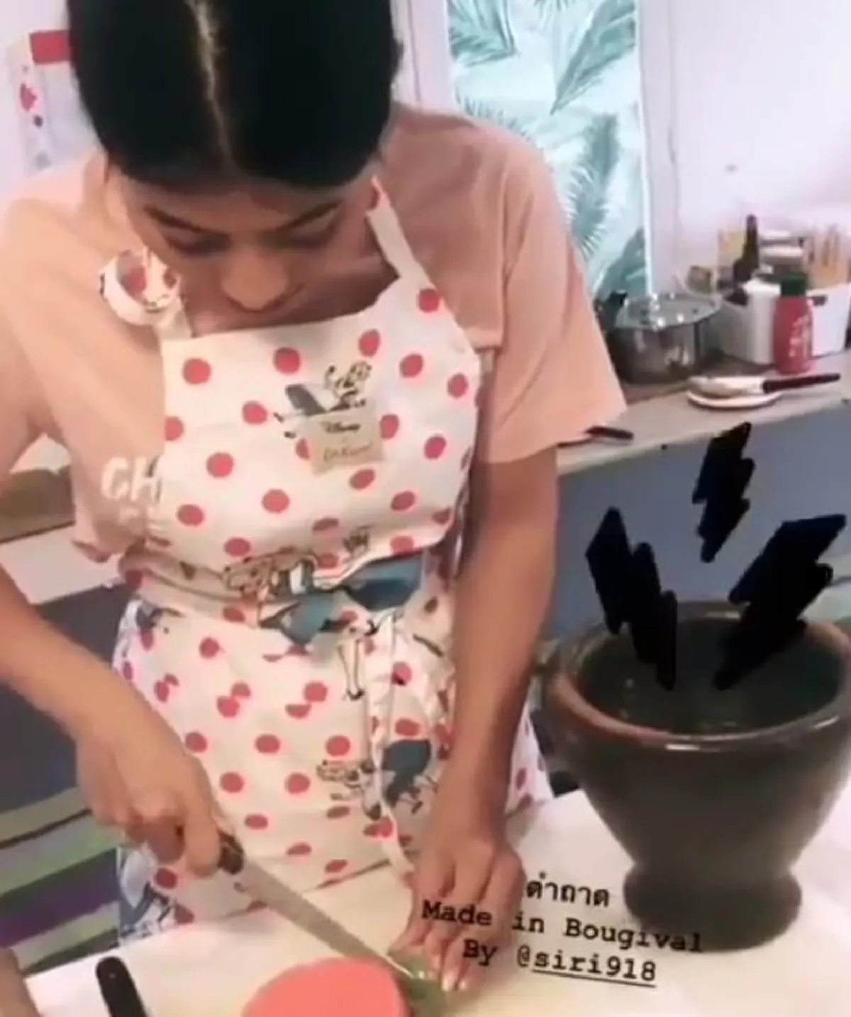 สมเด็จเจ้าฟ้าสิริวัณณวรีฯ ทรงโชว์ฝีมือทำ ส้มตำถาด ที่ประเทศฝรั่งเศส (คลิป)