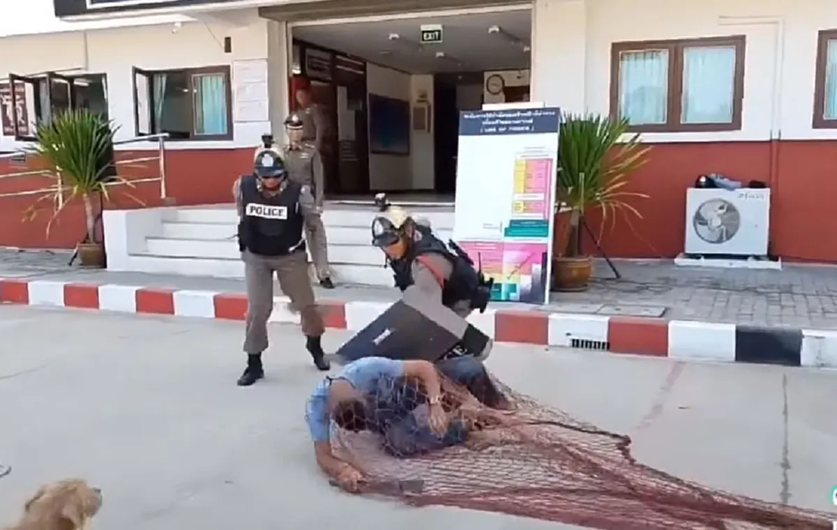 เอาอยู่ ไปชมยุทธวิธีจัดการ"คนคลุ้มคลั่ง"ของตำรวจไทย อุปกรณ์ง่ายๆภูมิปัญญาท้องถิ่น  ได้ผลดีไม่เเพ้ปืนตาข่ายเมืองนอก?! (คลิป)