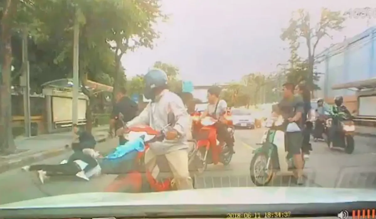 เพศเเม่..มันยังทำได้ลงคอ!! เลวสุดขีด.."2ชายโฉด"คนขับ,กระเป๋า!!รถเมล์สาย12 รุมกระทืบ"ผู้หญิง"กลางถนน!! ดูหน้ามันชัดๆ..ล่าตัวมารับโทษ!! (คลิป)