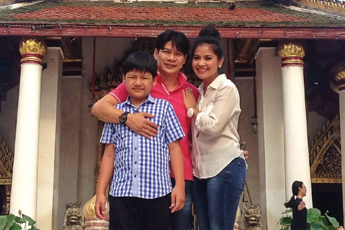 ล้วงลึกชีวิตคู่!!! "นุ้ย เชิญยิ้ม" เบื้องหน้าโดนแซ็วเป็นตลกเจ้าชู้ แต่ความจริงพลิกล็อคสุดๆ ถึงขั้นงัดหลักฐานเด็ดมาโชว์ ผมรักเมียยิ่งชีพ!?