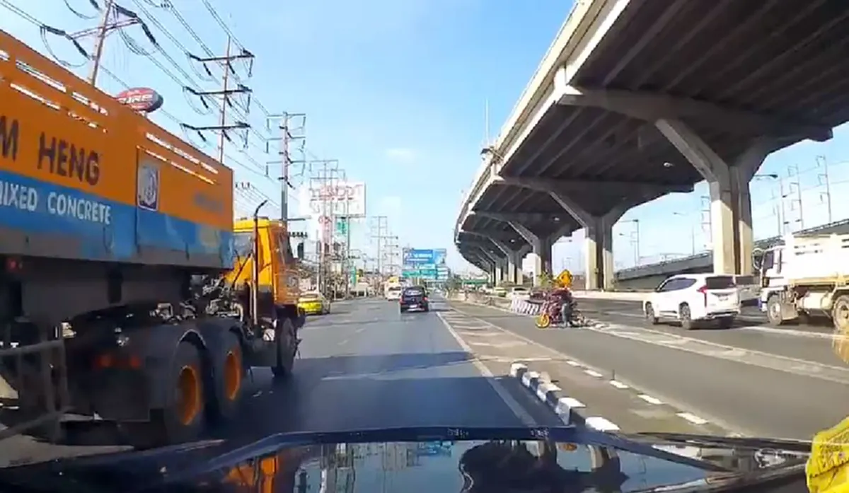 "กระบะ"ขับตามปกติ เจอ"จยย."บิดข้ามที่กั้นถนน ปาดหน้า..หัวร้อนทันที!! ถ้าไม่ได้ภรรยาคงบานปลาย(คลิป)