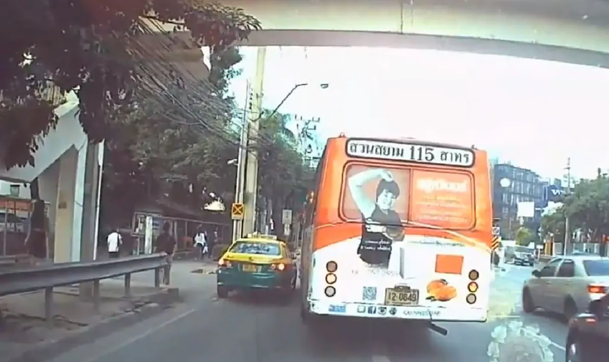 รู้มั้ยว่าใครใหญ่??!! "รถเมล์สาย115" เปิดศึกเดือดกลางถนน บดขยี้"เเท็กซี่"อย่างโหด...ต่อหน้าต่อตา"ตำรวจ"(ชมคลิป)