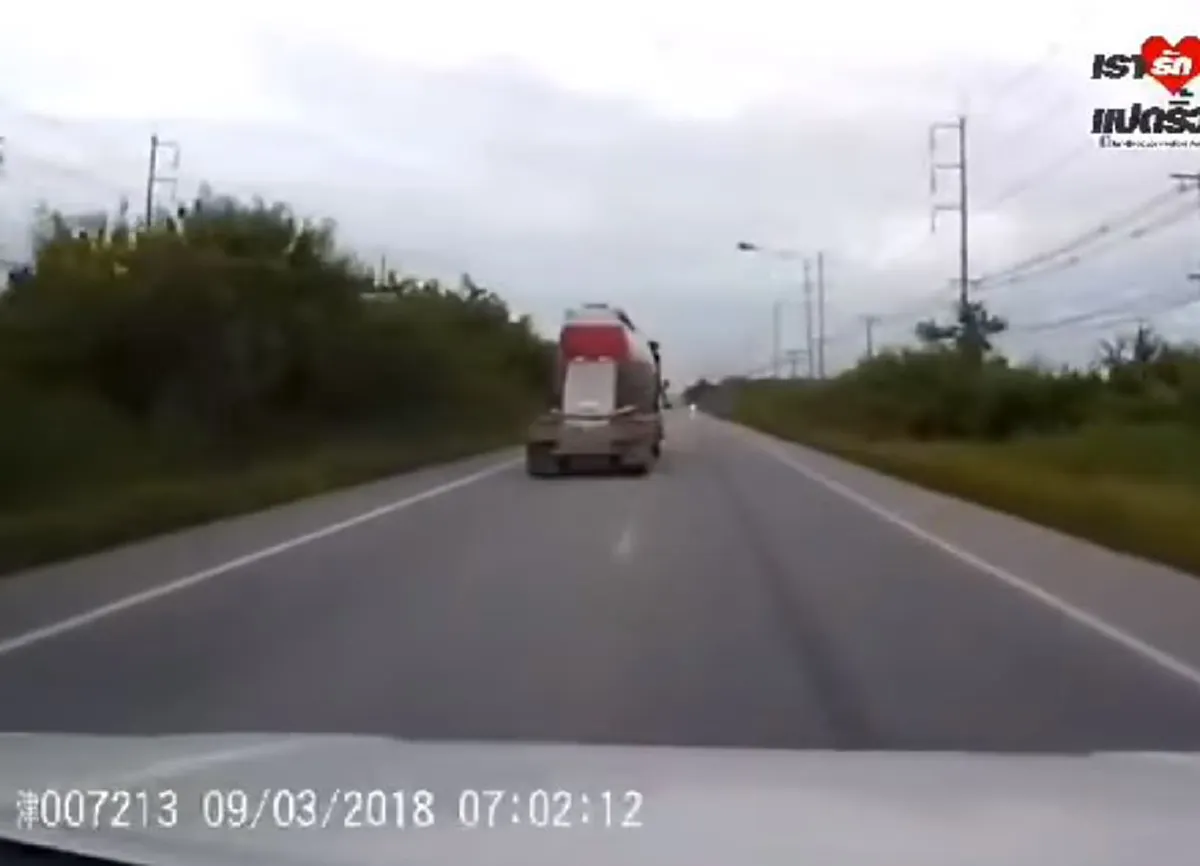 เจอคนจริง "กระบะ"สายซิ่ง นึกจะเเซงก็เเซงตามอำเภอใจ ไม่สนโลก เลยโดนของเเถมเข้าไปเต็มๆ (คลิป)