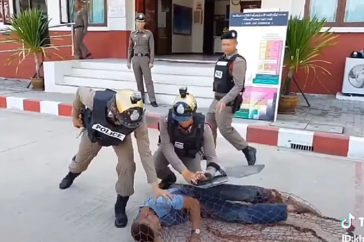 เอาอยู่ ไปชมยุทธวิธีจัดการ"คนคลุ้มคลั่ง"ของตำรวจไทย อุปกรณ์ง่ายๆภูมิปัญญาท้องถิ่น  ได้ผลดีไม่เเพ้ปืนตาข่ายเมืองนอก?! (คลิป)