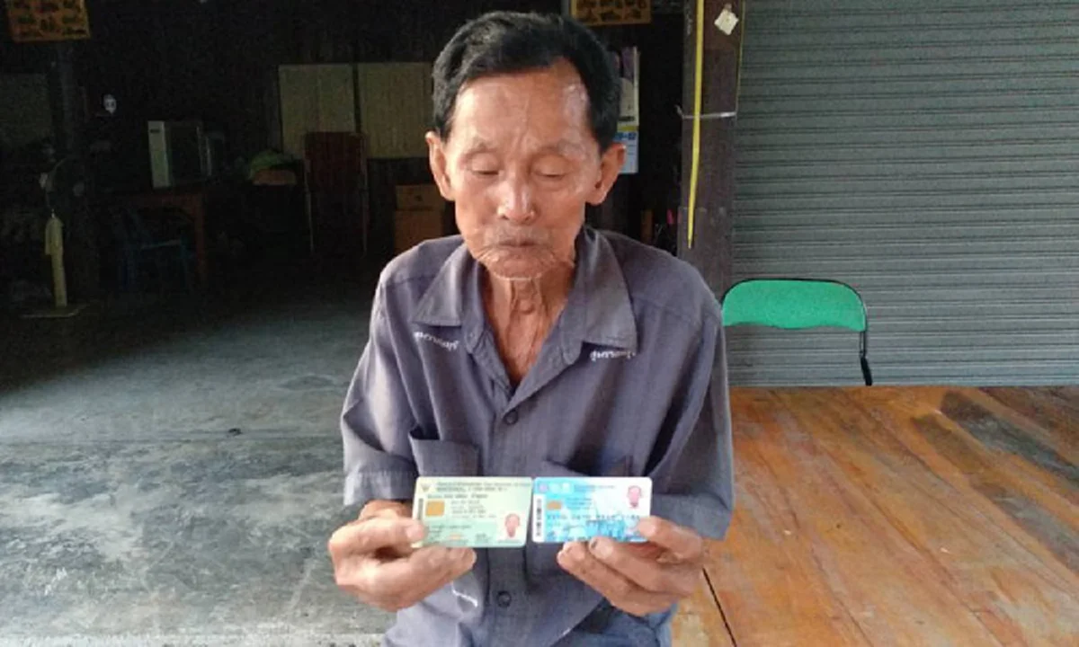 "ตร."น้ำใจงาม มอบเงิน500 ช่วย"คุณตาวัย79" โดนสาวเชิดเงินหนี ทิ้ง"บัตรสวัสดิการเเห่งรัฐ"ไว้ดูต่างหน้า