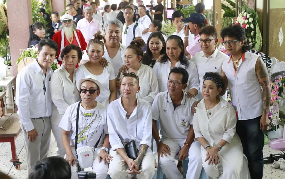 วงการตลกอาลัย "พ่อดม ชวนชื่น" พร้อมใจใส่เสื้อสีชมพูตามคำสั่งเสีย